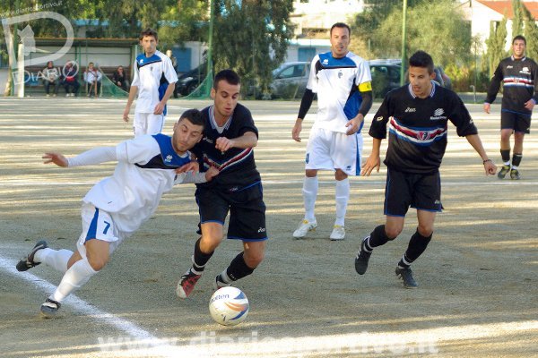 Ferraro cerca di tenere palla incalzato da Corso
